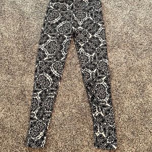 Lularoe black and white leggings.